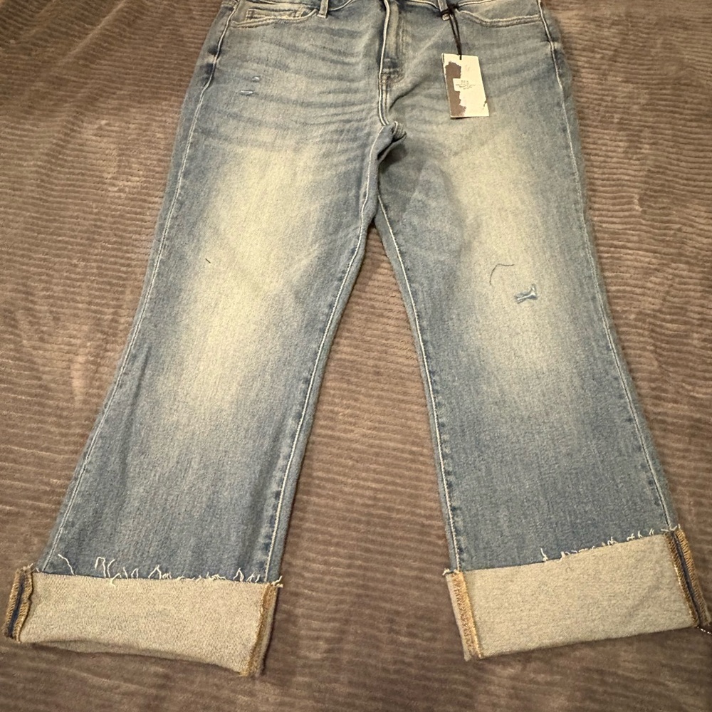 Casual Light Blue Cropped Jeans with Frayed Hem